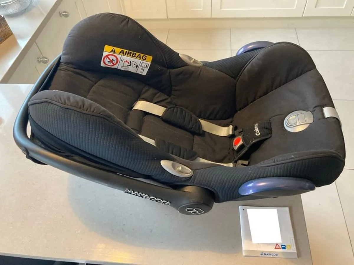 Full Maxi-Cosi Car Seat Bundle  (4 Items - Base and 3 Seats) - Image 3