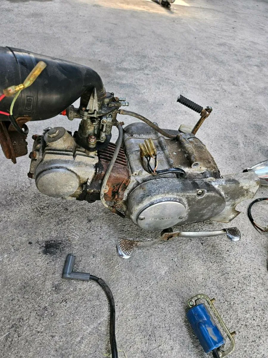 Honda c70 engine 1974 . 6 volt - Image 1