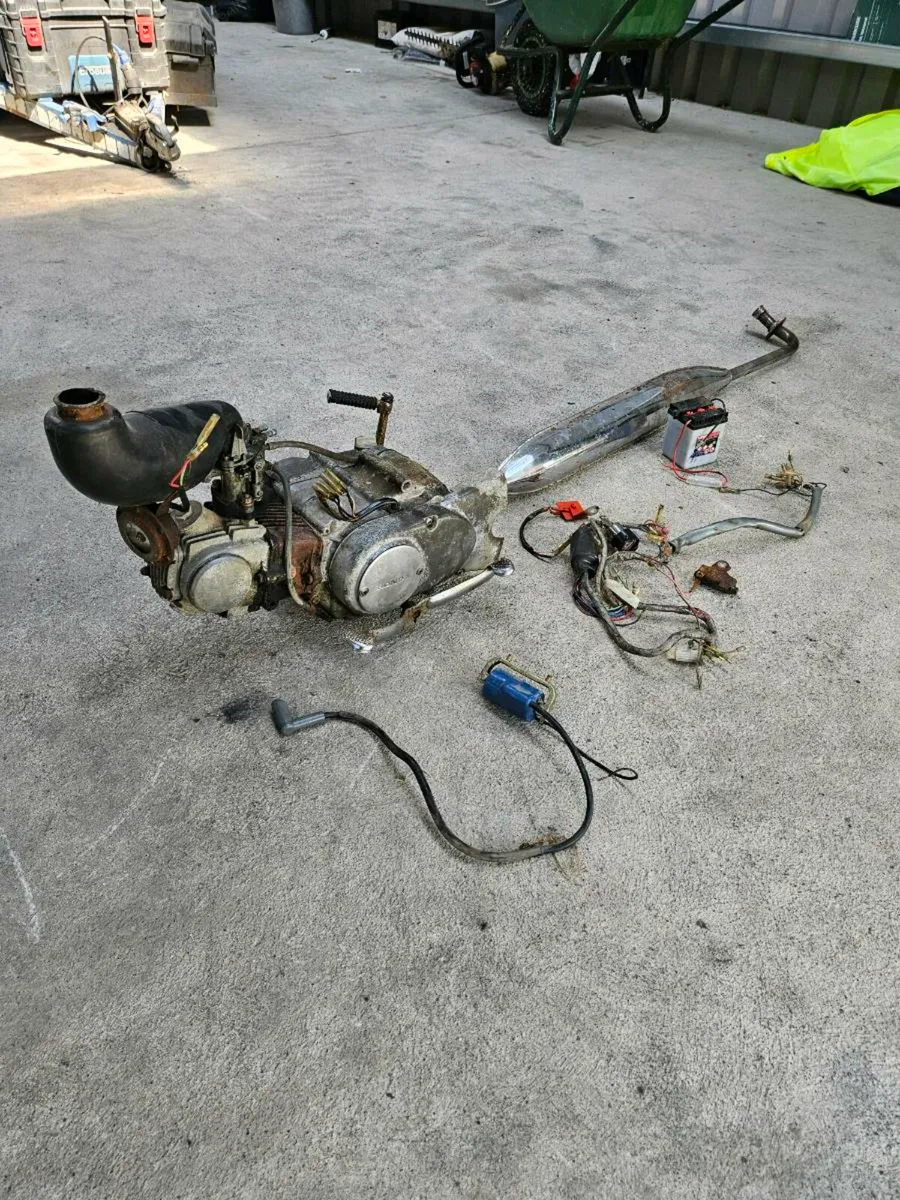 Honda c70 engine 1974 . 6 volt - Image 2