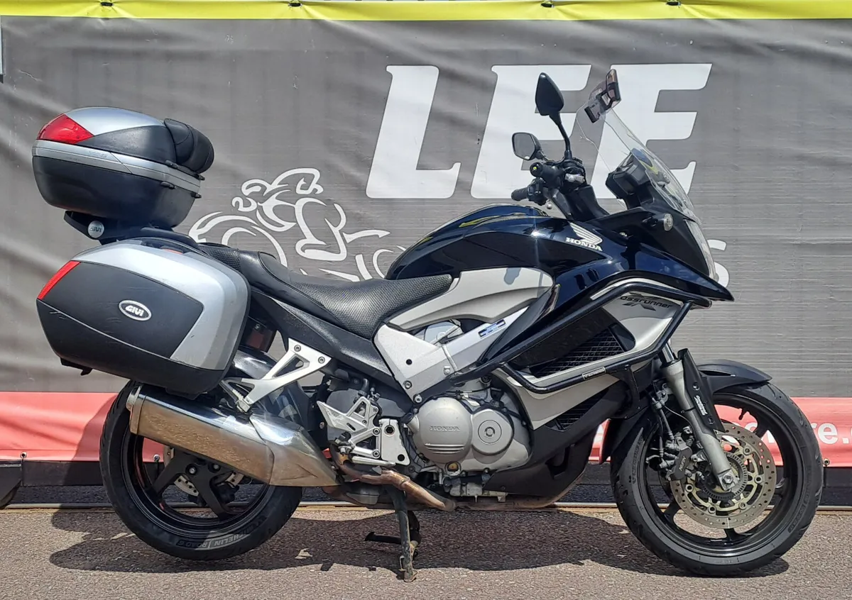 *PRICE TO FOLLOW* 2011 HONDA VFR800 CROSSRUNNER - Image 1