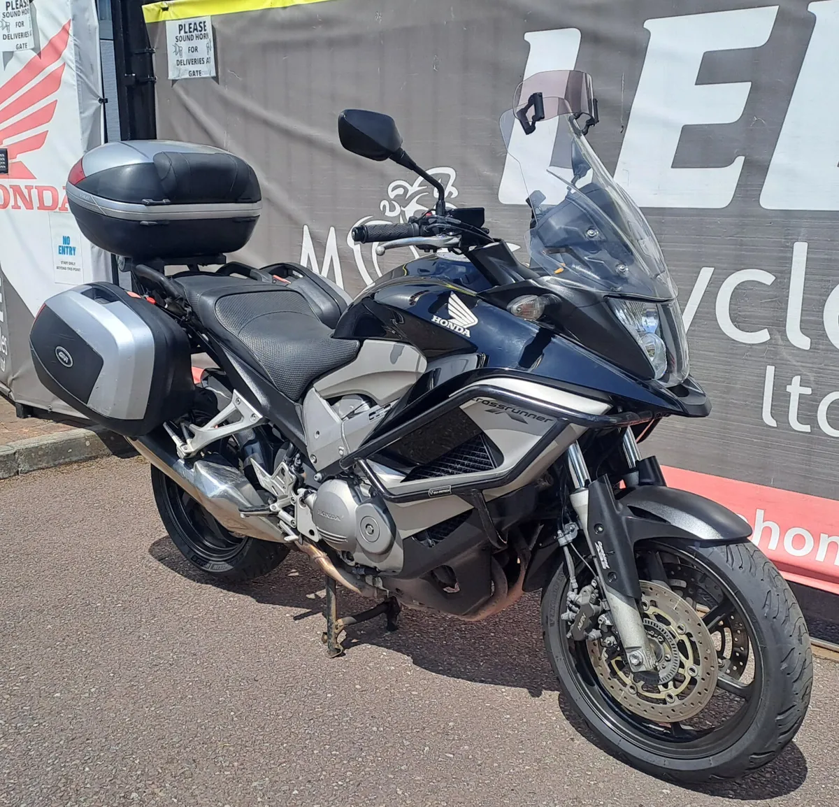 *PRICE TO FOLLOW* 2011 HONDA VFR800 CROSSRUNNER - Image 2