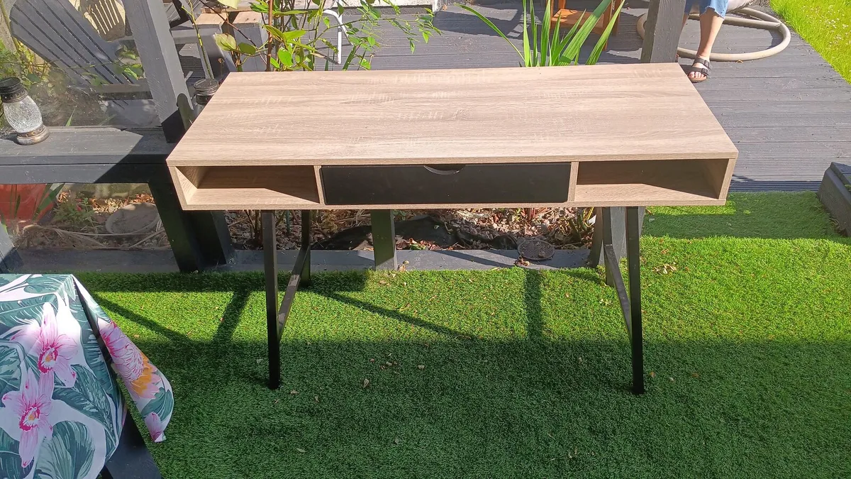 Office desk - Image 1