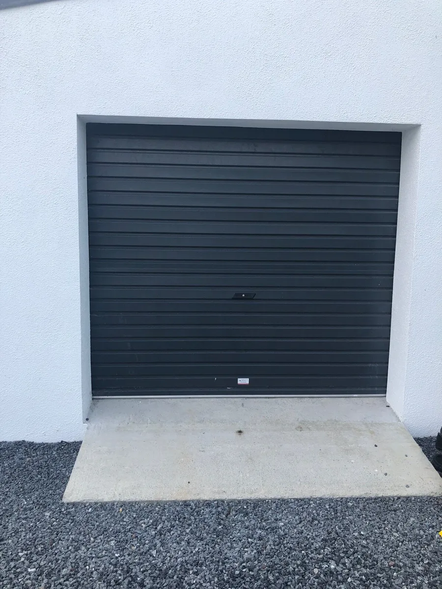 Roller garage door - Image 1