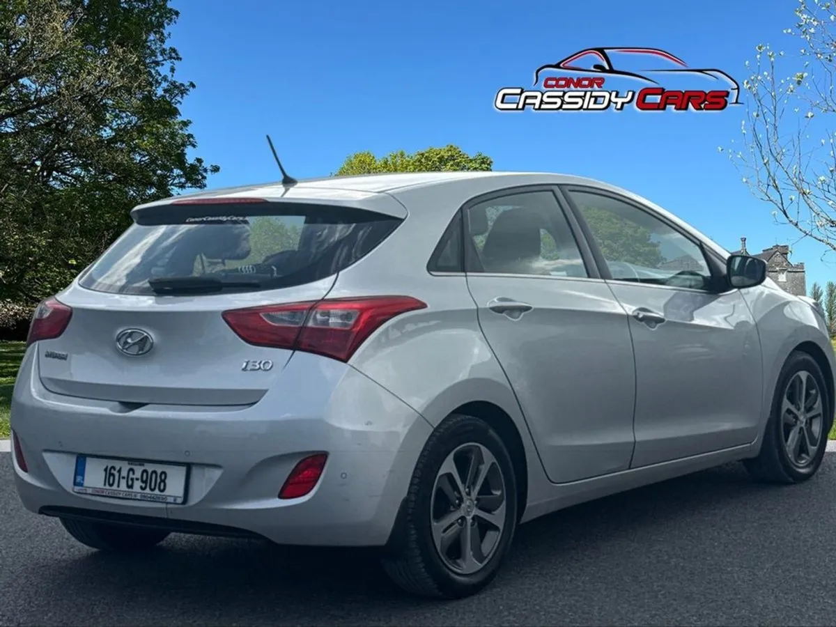Hyundai i30 1.6 Deluxe 5DR - Image 2