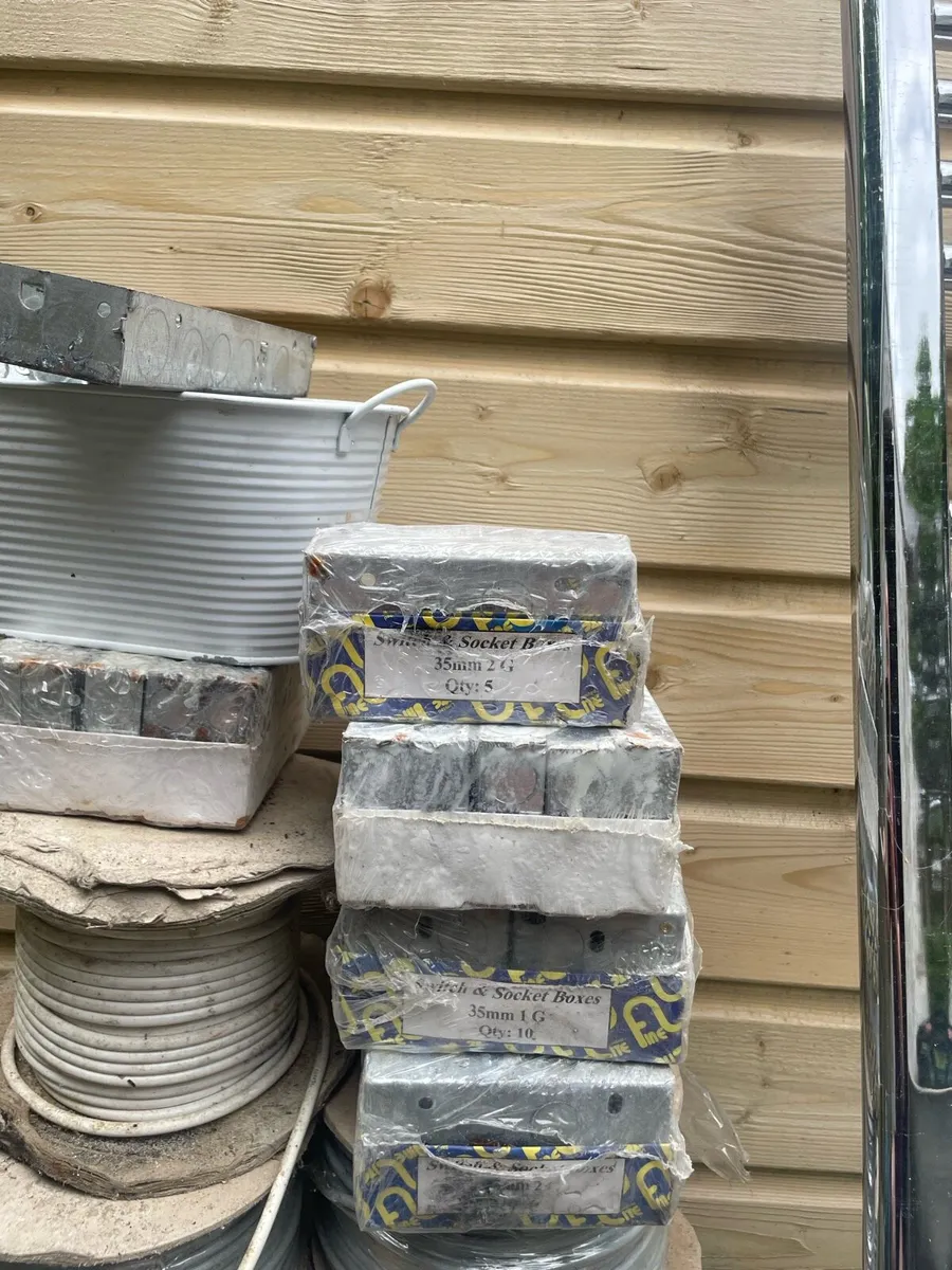 Steel flush boxes for chased walls