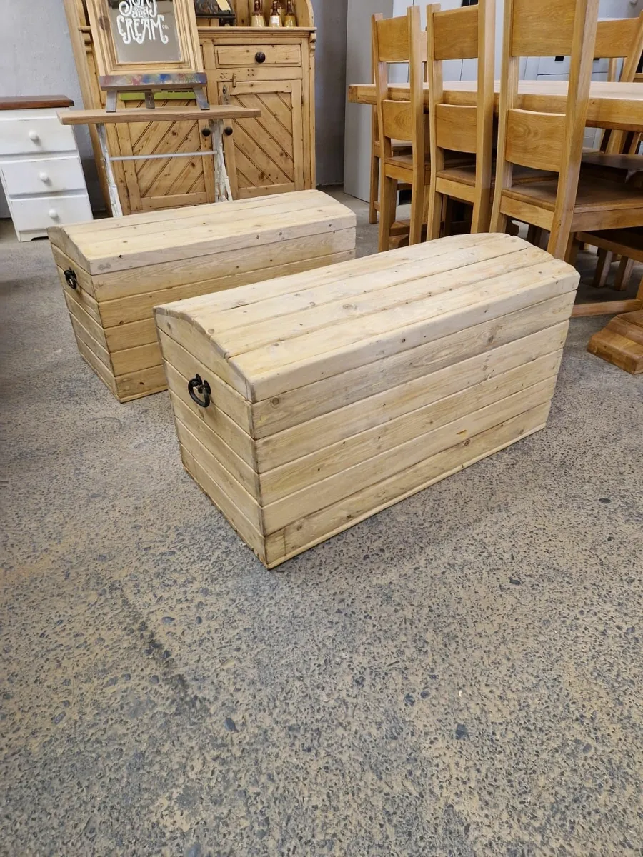 Rustic reclaimed pine storage trunk - Image 2