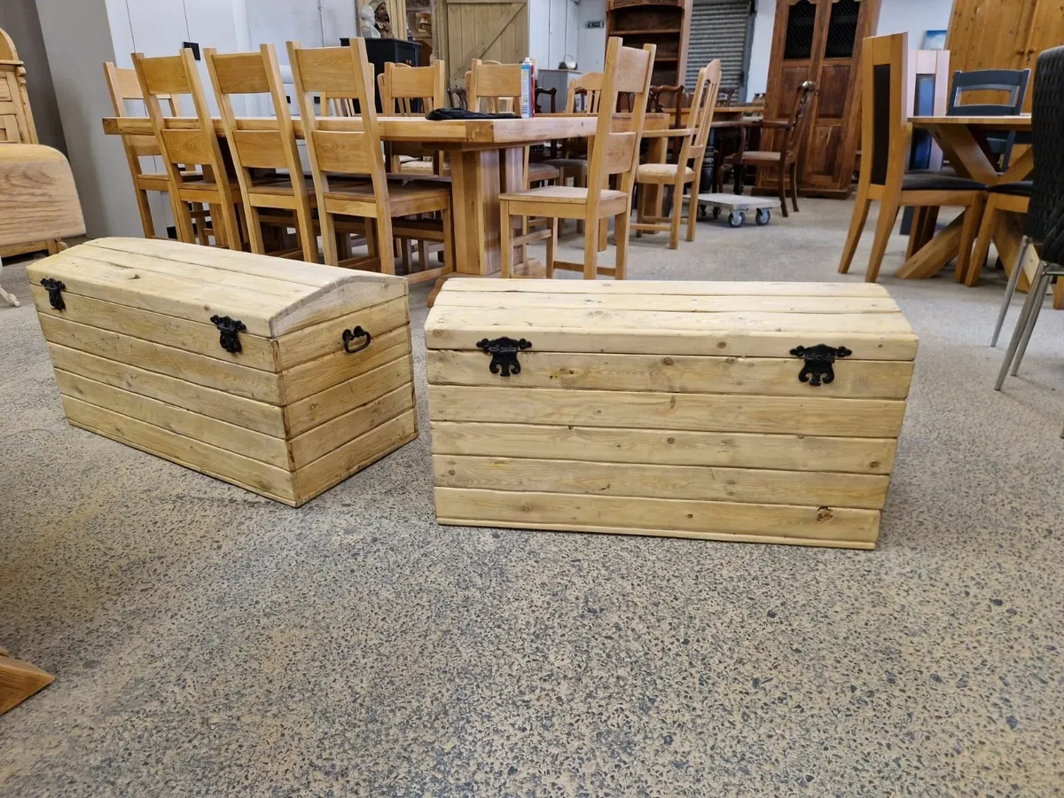 Rustic reclaimed pine storage trunk - Image 3
