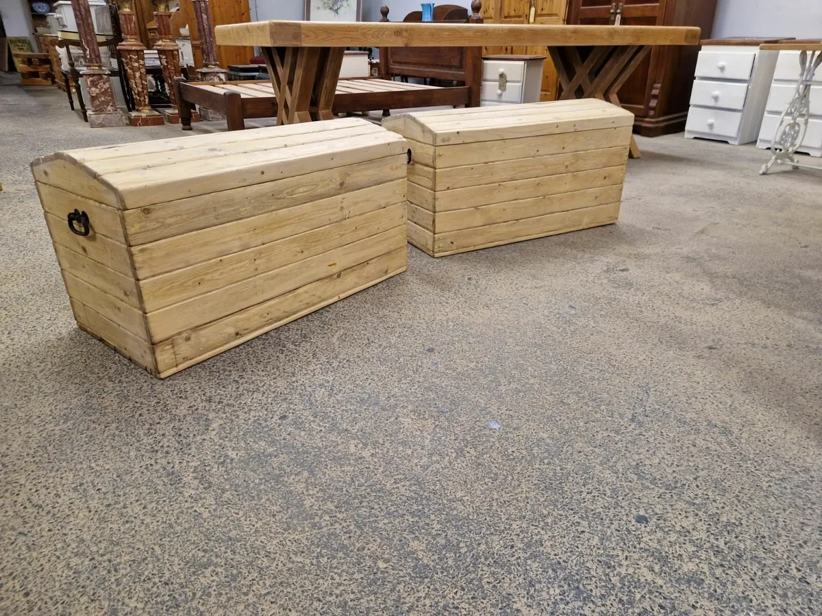 Rustic reclaimed pine storage trunk - Image 4