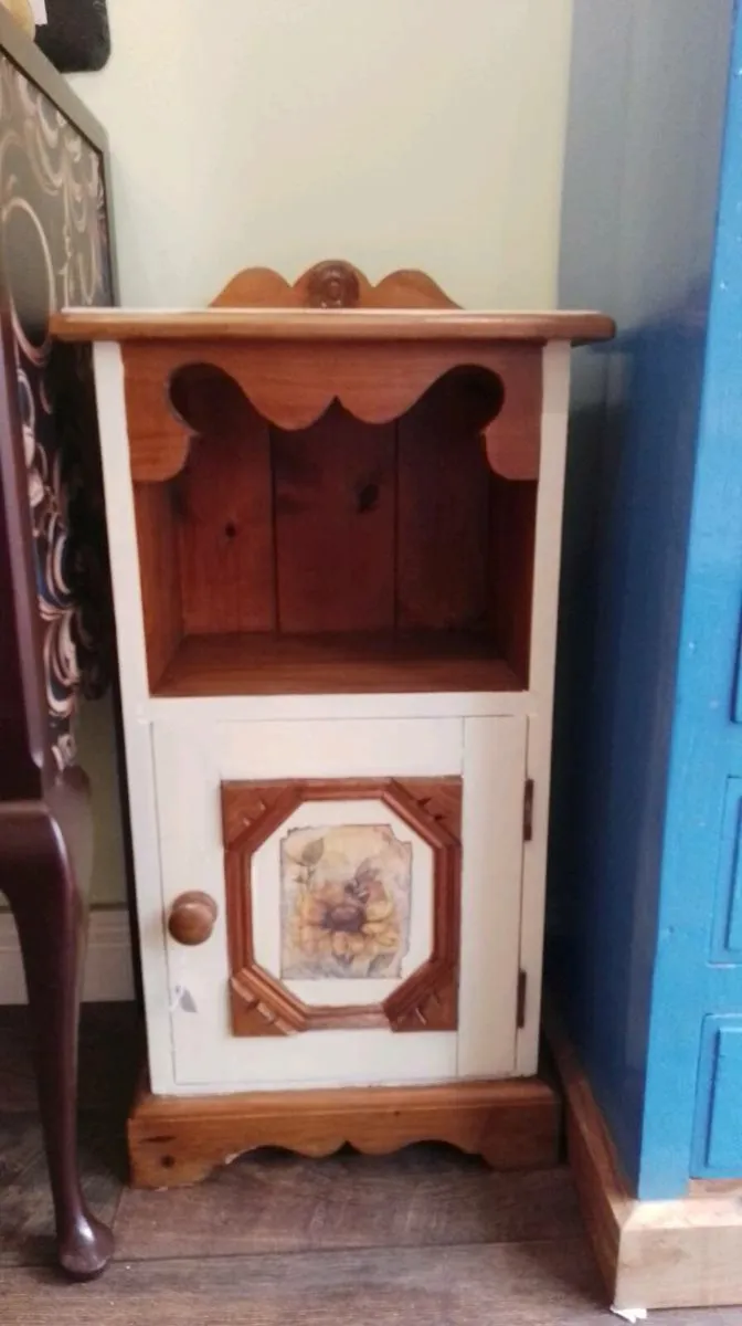 Side lockers - Image 1