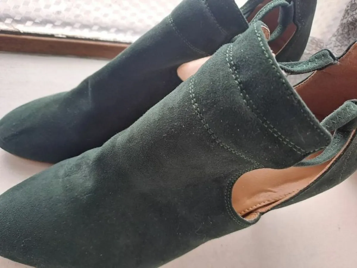 Bottle green high heels size 6.5 - Image 3