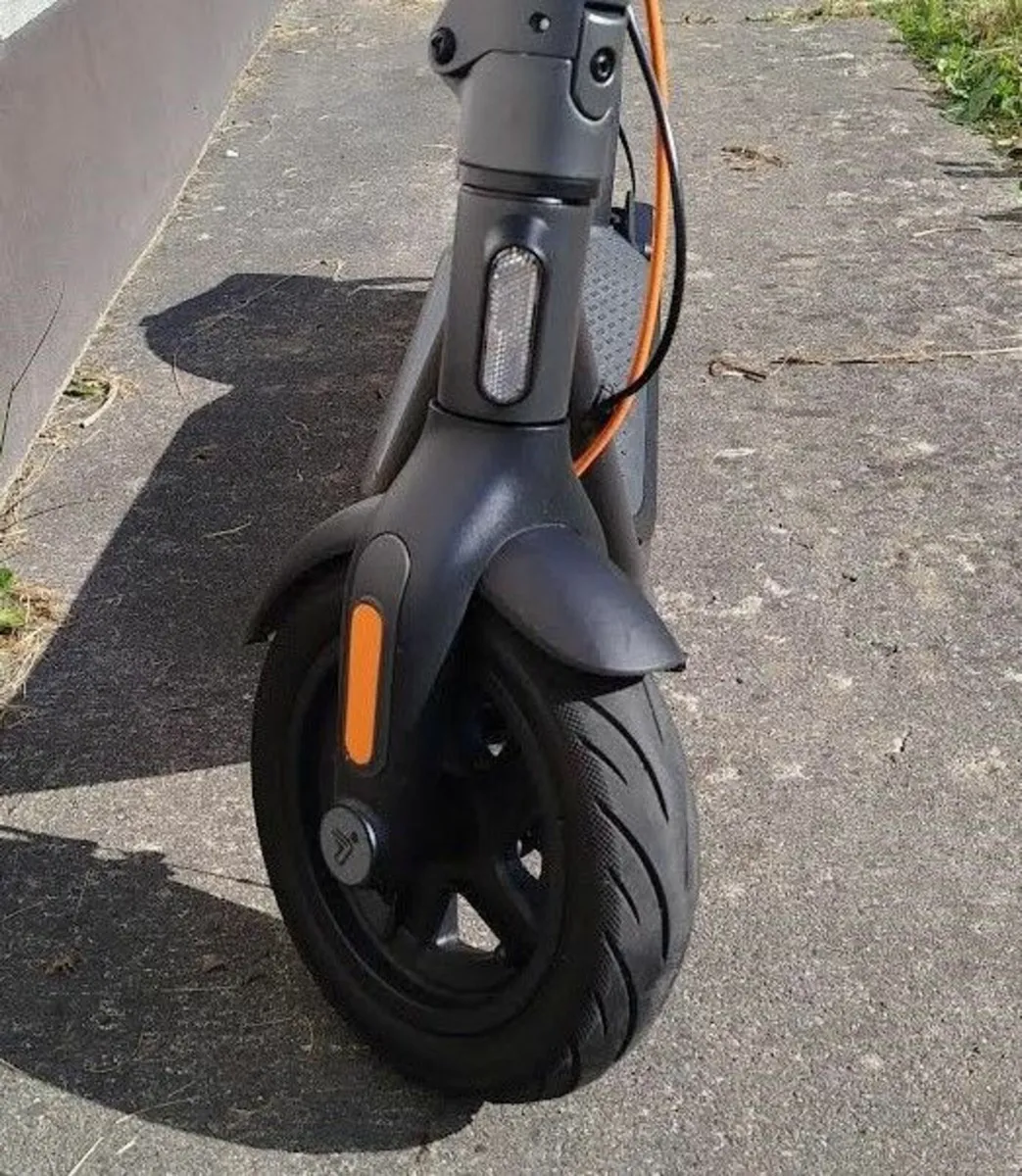 Segway Ninebot F2 Plus e scooter - Image 2
