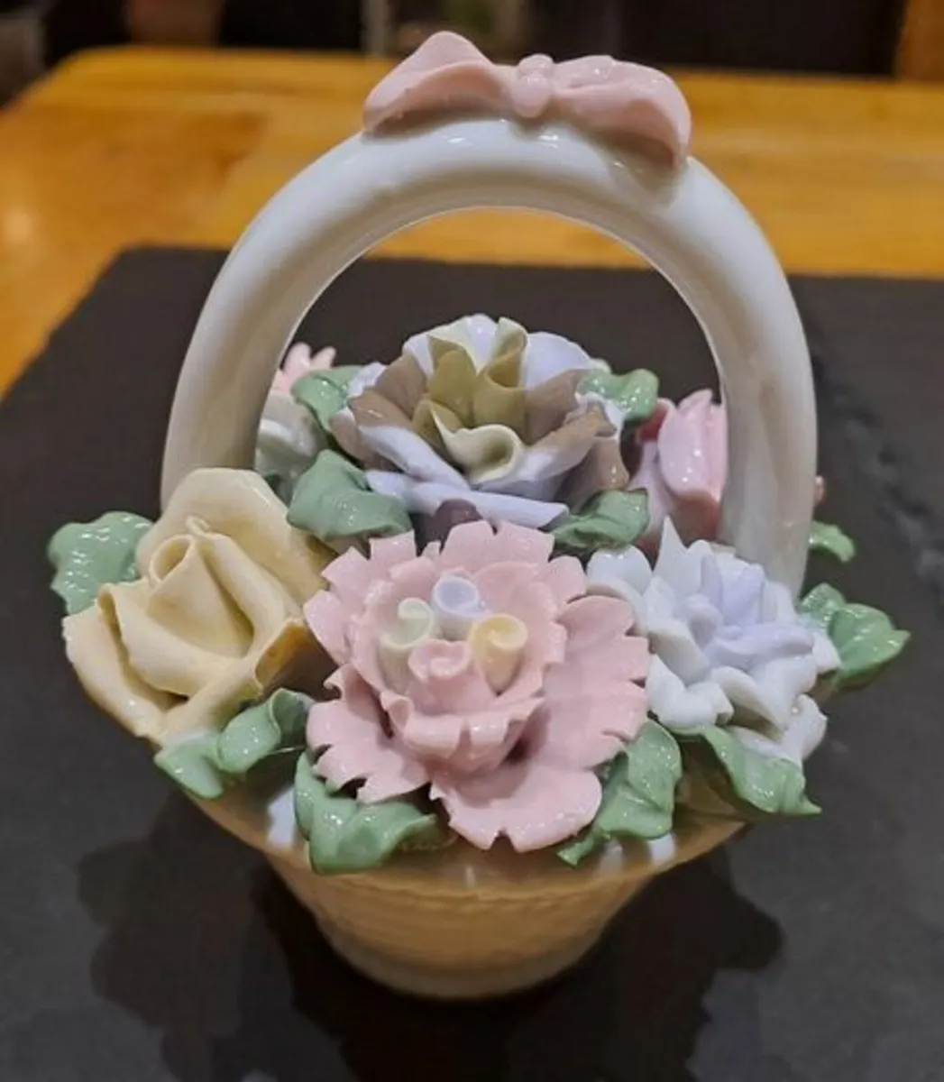 Porcelain basket of flowers - Image 1
