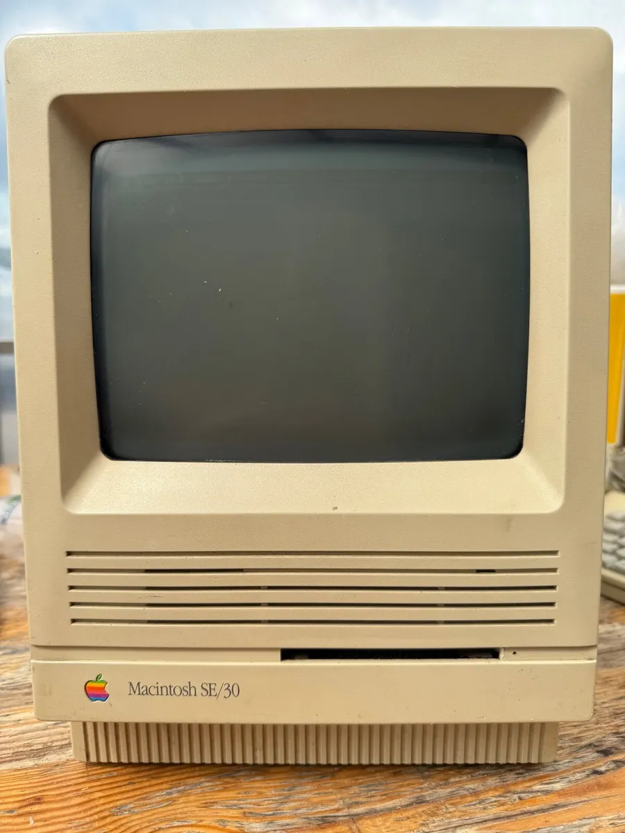 Apple Macintosh SE/30 - Image 1
