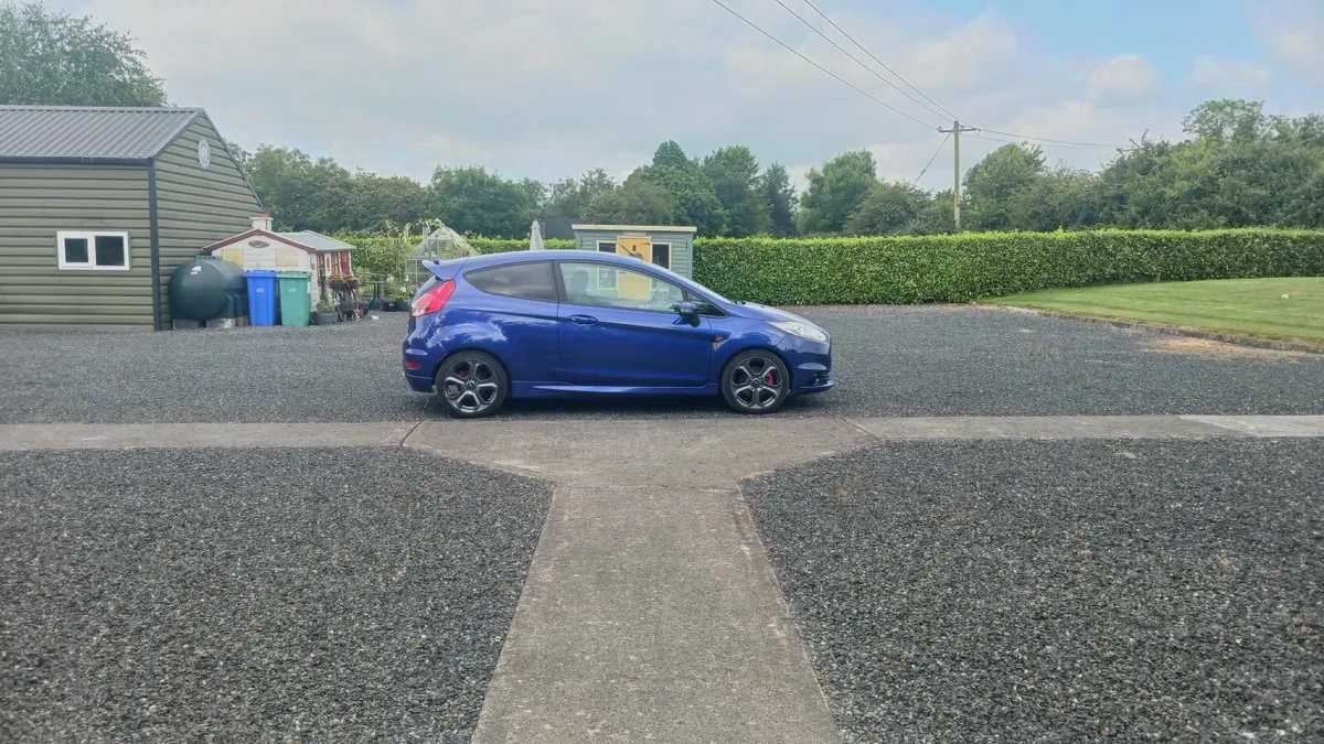 Ford Fiesta st-2 1.6 turbo 182-hp [mint condition] - Image 2