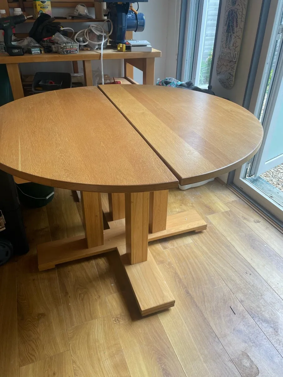 1.6m oak dinig table and 4 chairs - Image 1