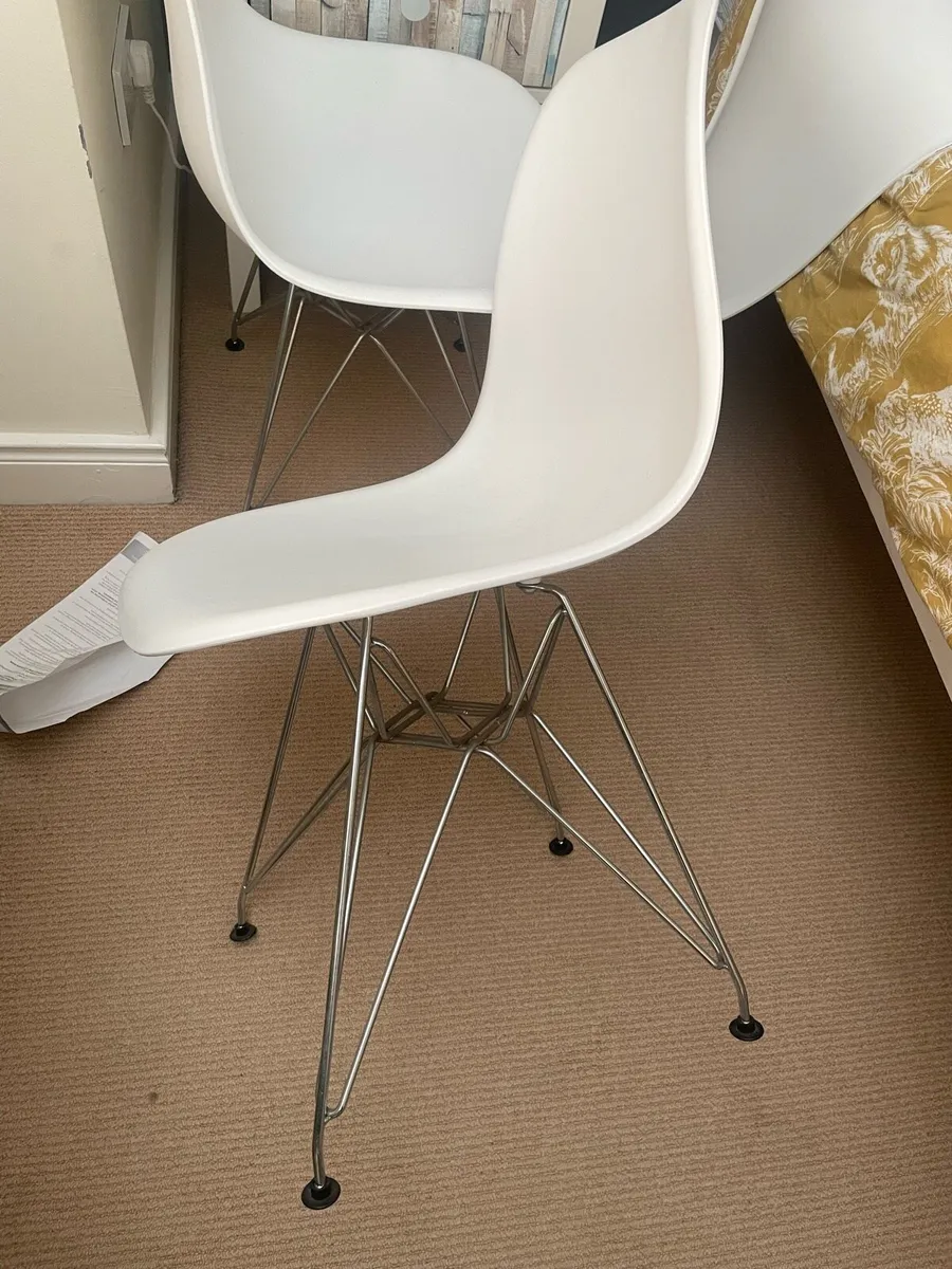 1.6m oak dinig table and 4 chairs - Image 3