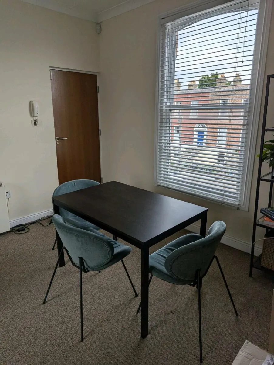 Dinning table - Image 1