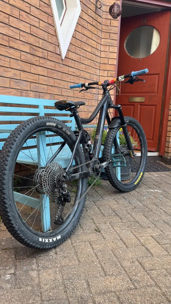 Giant stance 2022 - Image 1