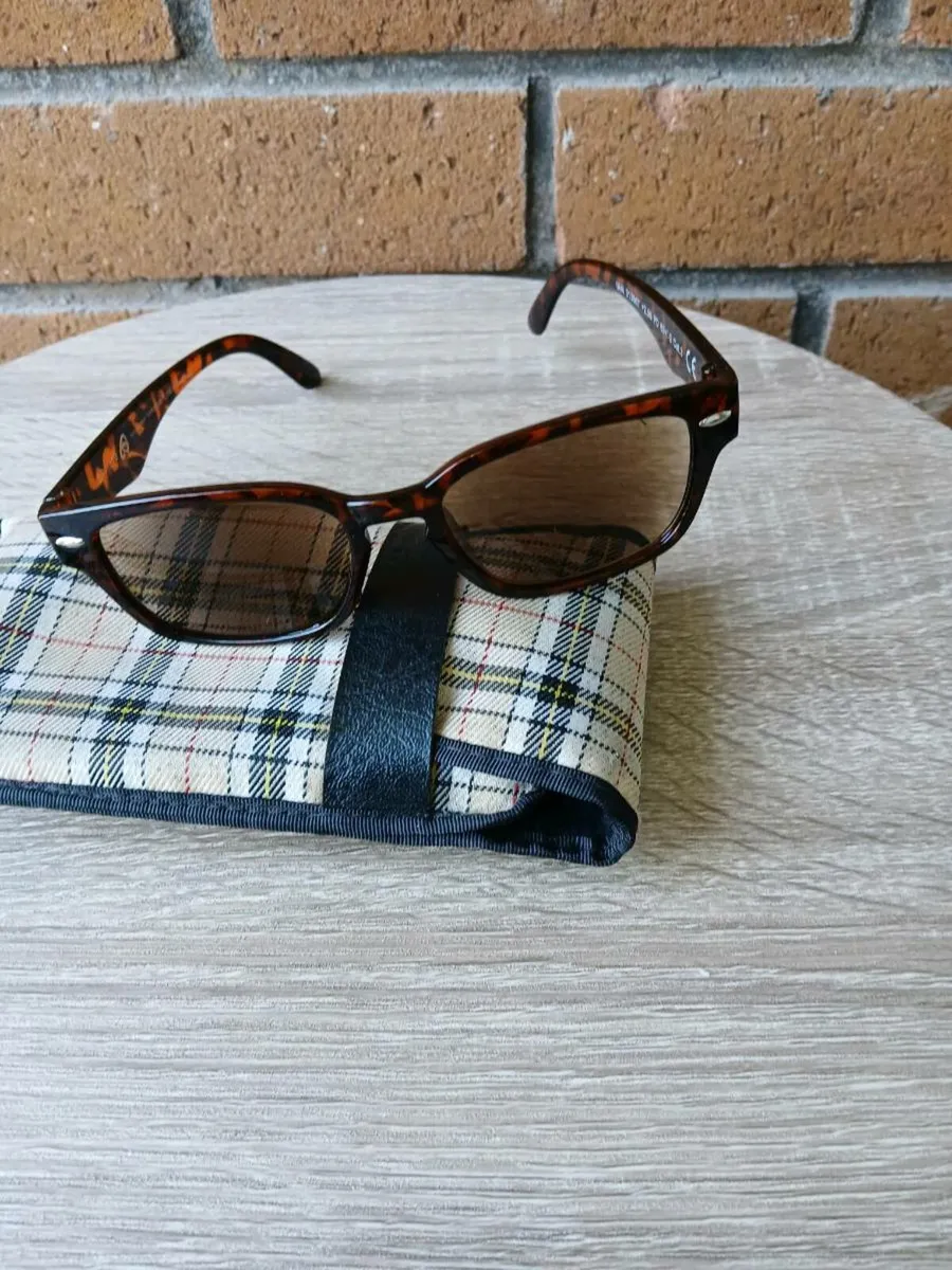 New prescription sun glasses with case - Image 1