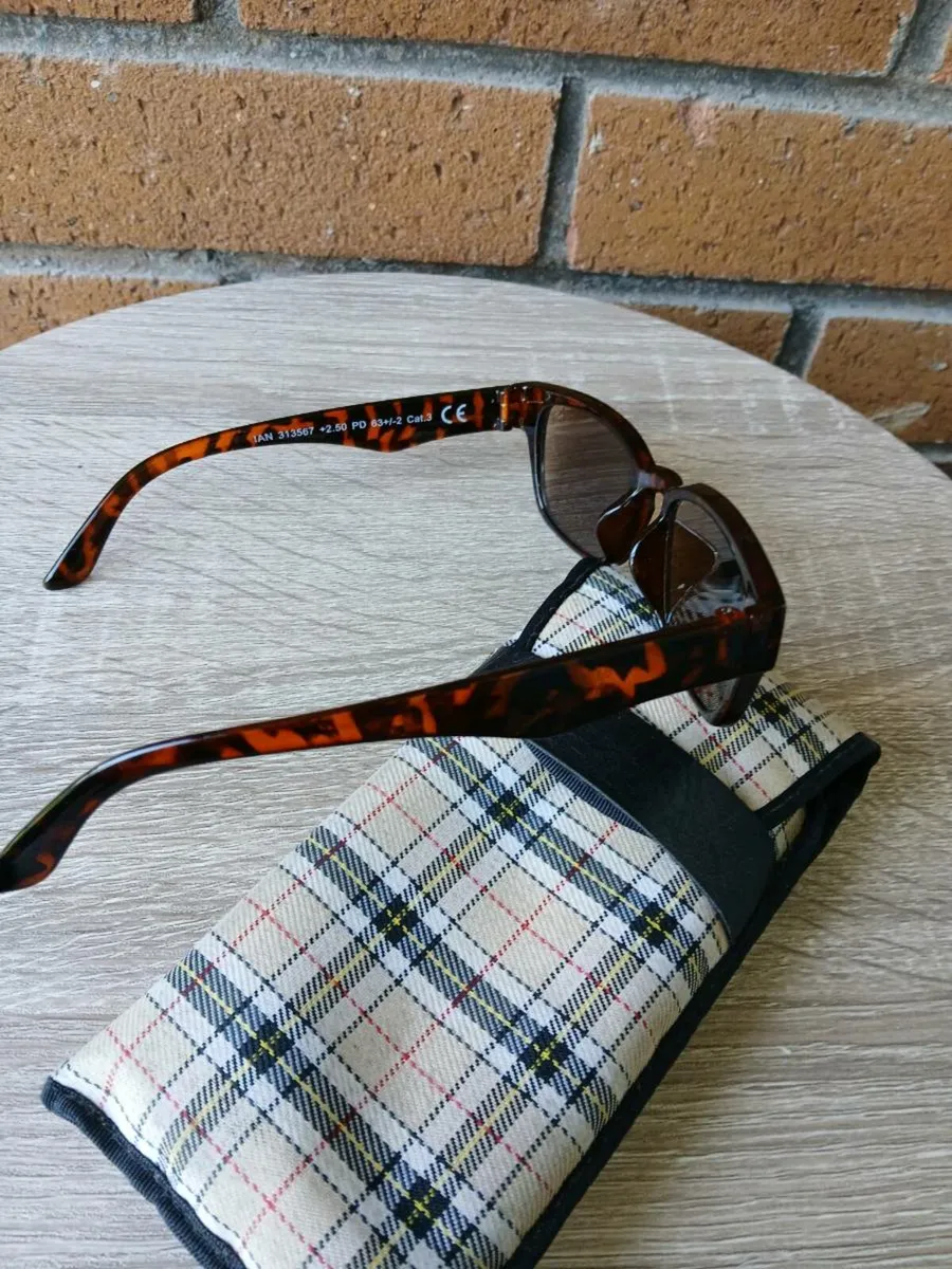 New prescription sun glasses with case - Image 2
