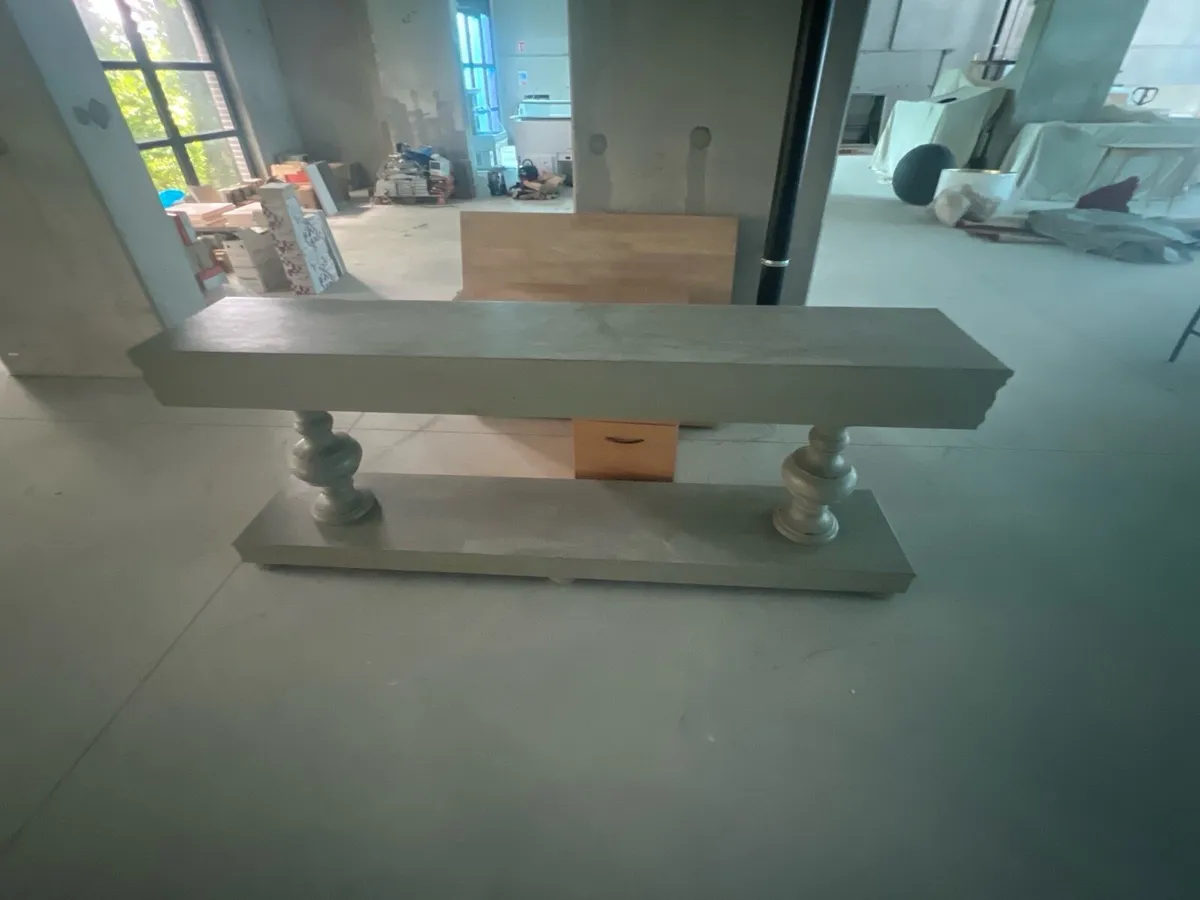 Large Pedestal Furnishing