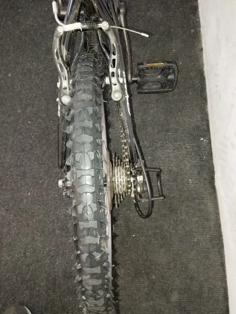 Boys 20inch bike - Image 3
