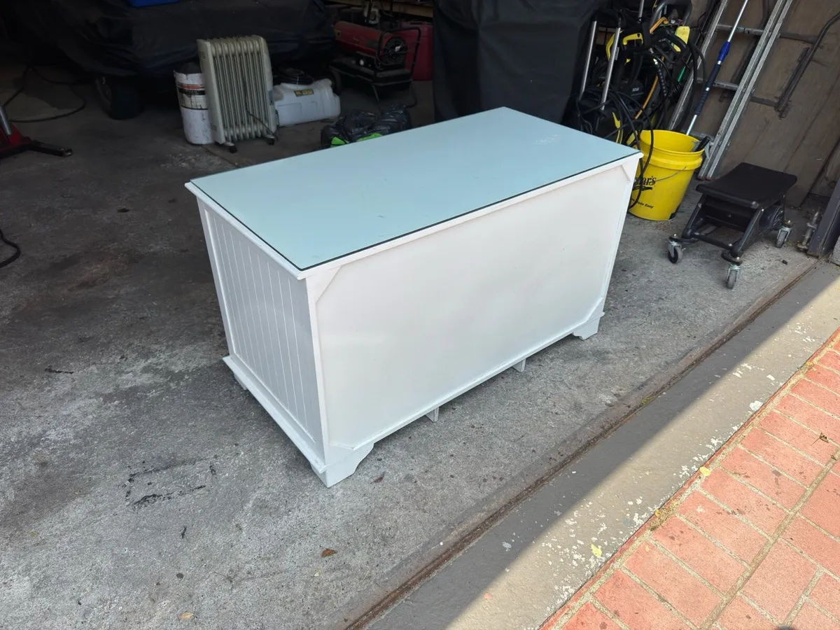 Six drawer dresser with glass top - Image 2