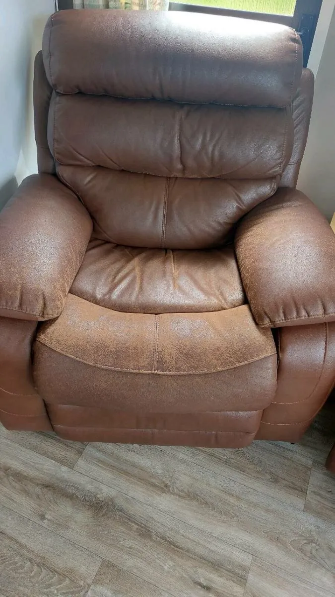 2 seater reclining sofa with 2 reclining armchairs - Image 3