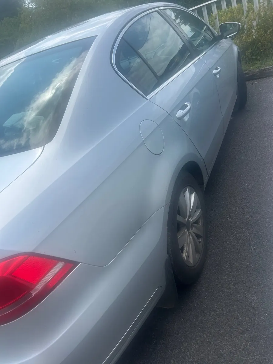Volkswagen Passat 2011 - Image 2