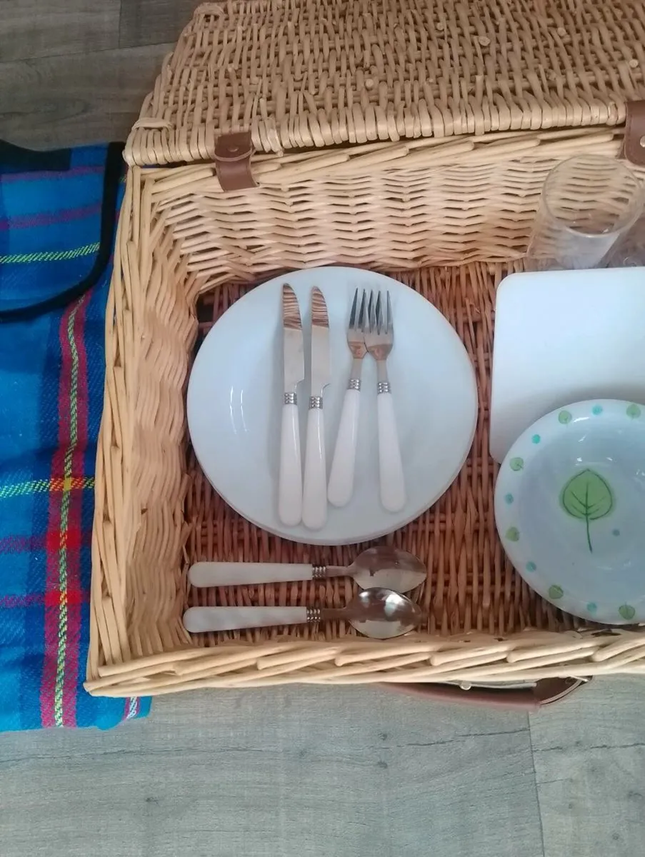 Picnic basket with foil blanket - Image 3