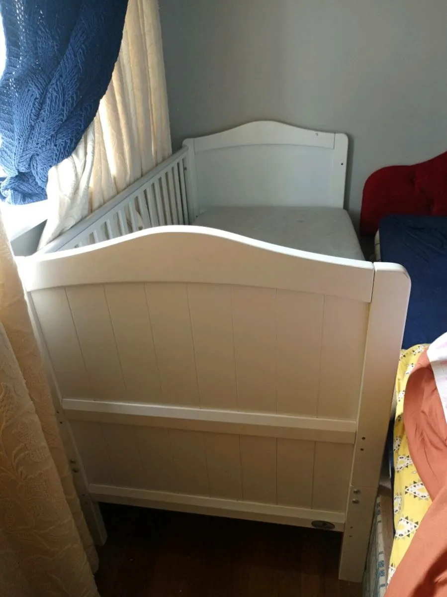 Cot cones with two mattresses - Image 1