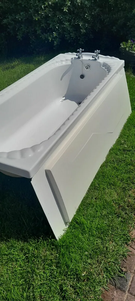 White shell effect bath with taps/drain - Image 1