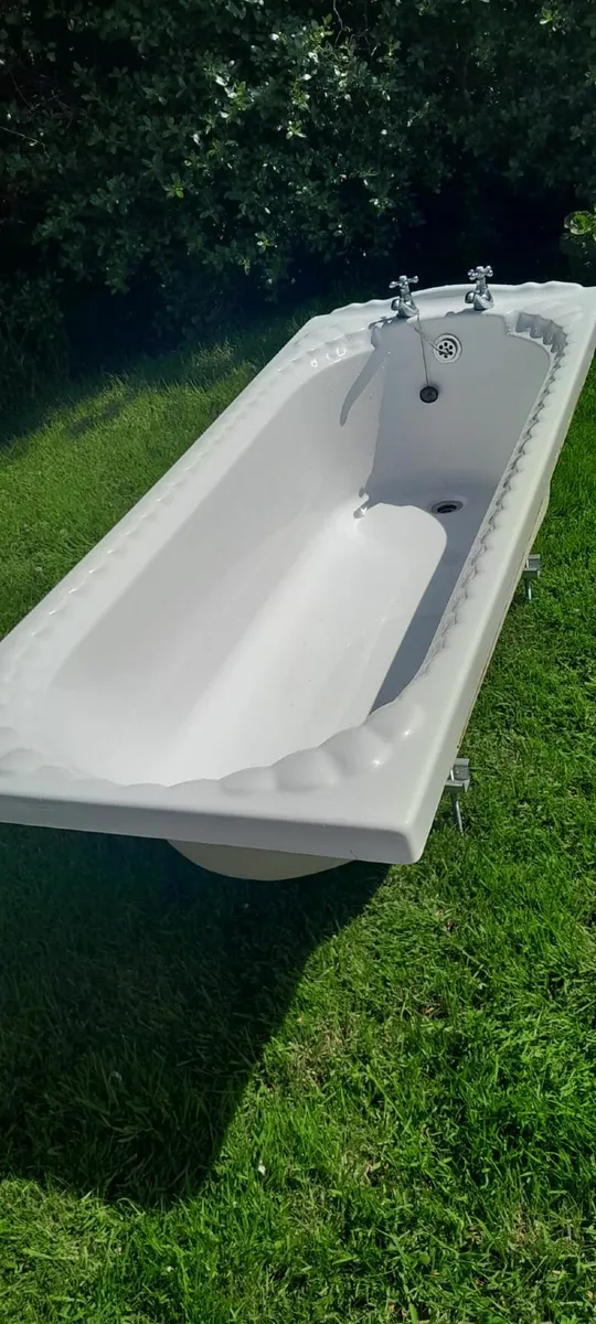 White shell effect bath with taps/drain - Image 2