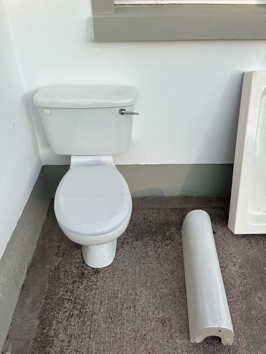 Toilet, Sink & Shower Tray - Image 2