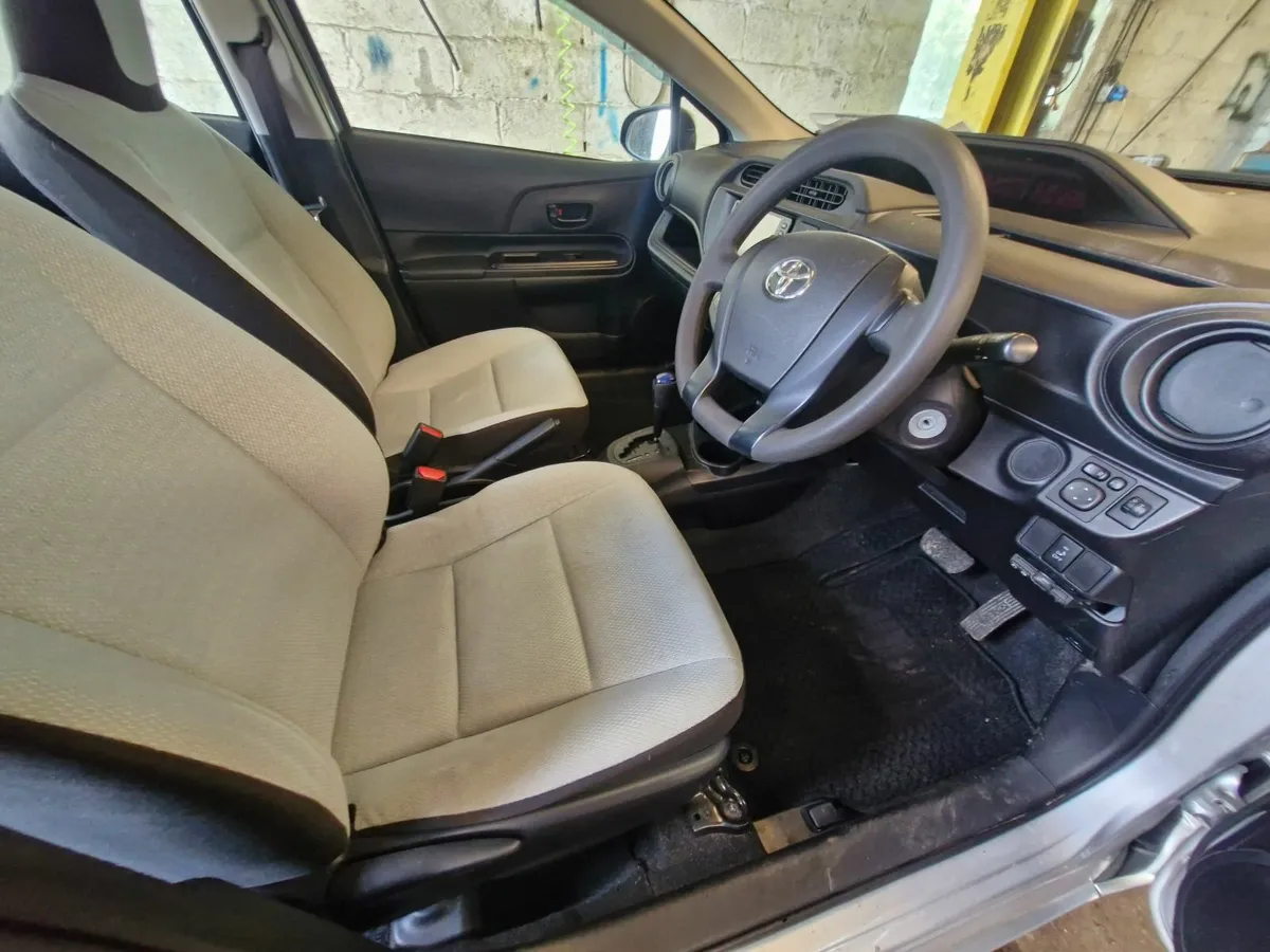 152 Toyota Aqua 1.5 petrol hybrid AUTO. - Image 4