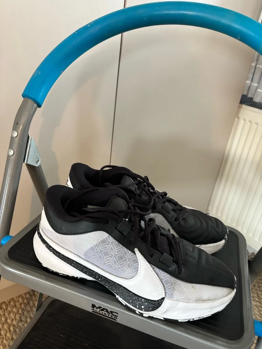 Basketball shoes - Image 3