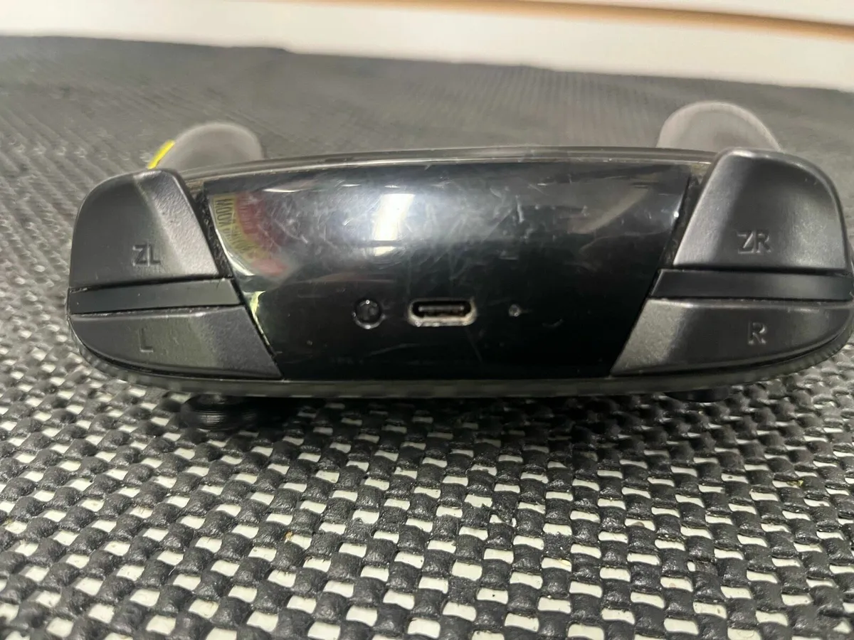Nintendo Switch Pro Controller - Image 2
