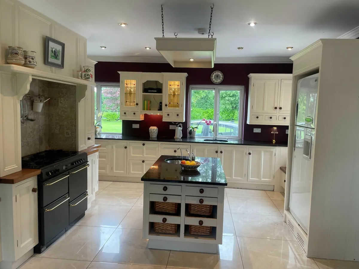 Solid in-frame kitchen - Image 1