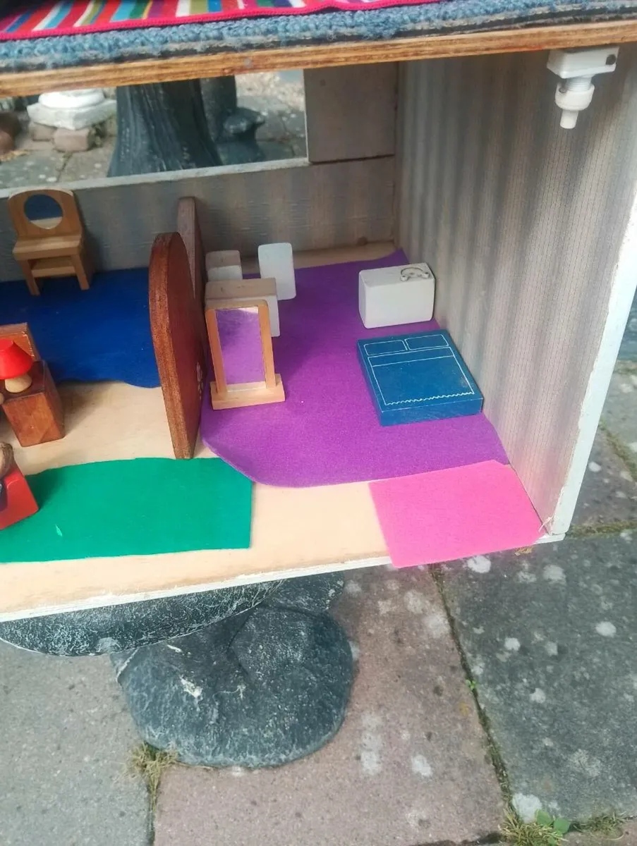 Handmade dolls house - Image 3