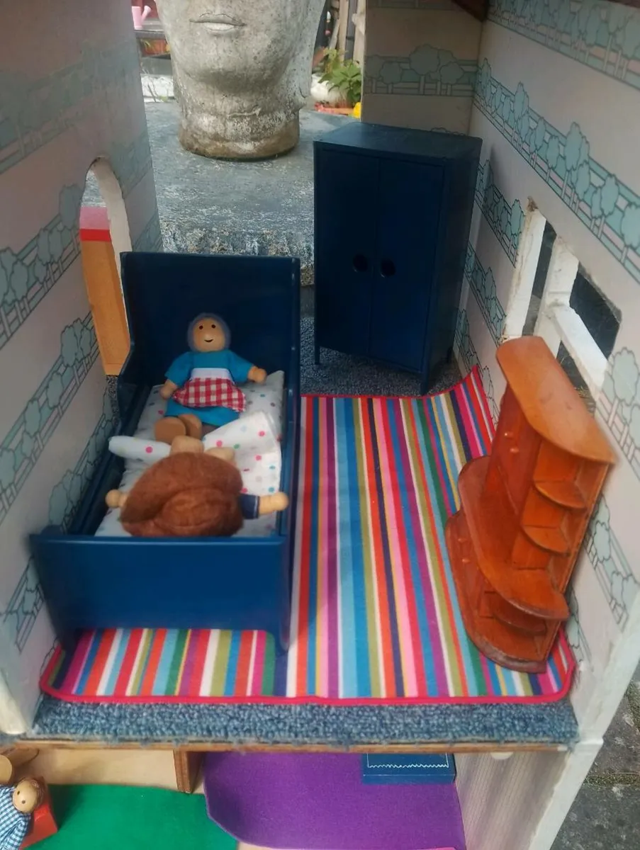 Handmade dolls house - Image 4