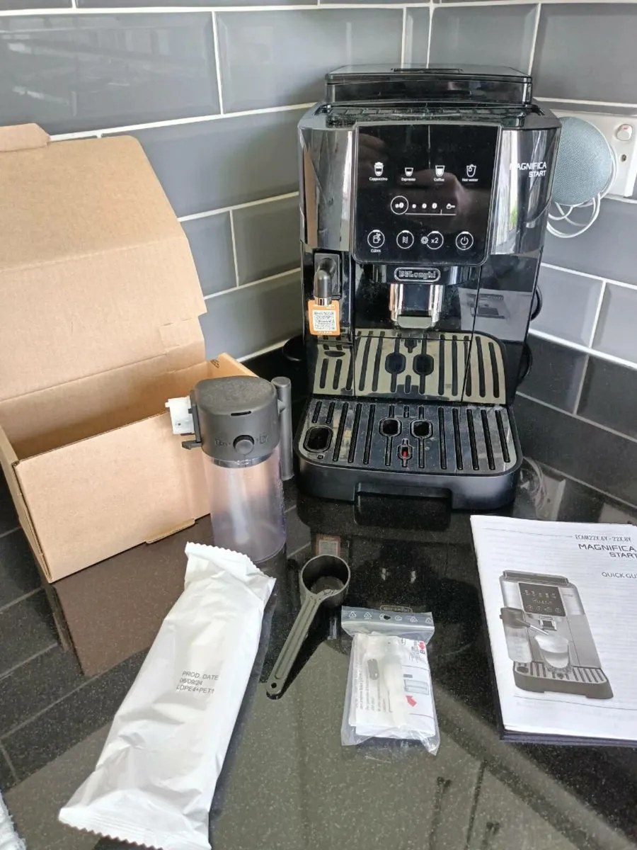 DeLonghi Magnifica coffee machine - Image 1