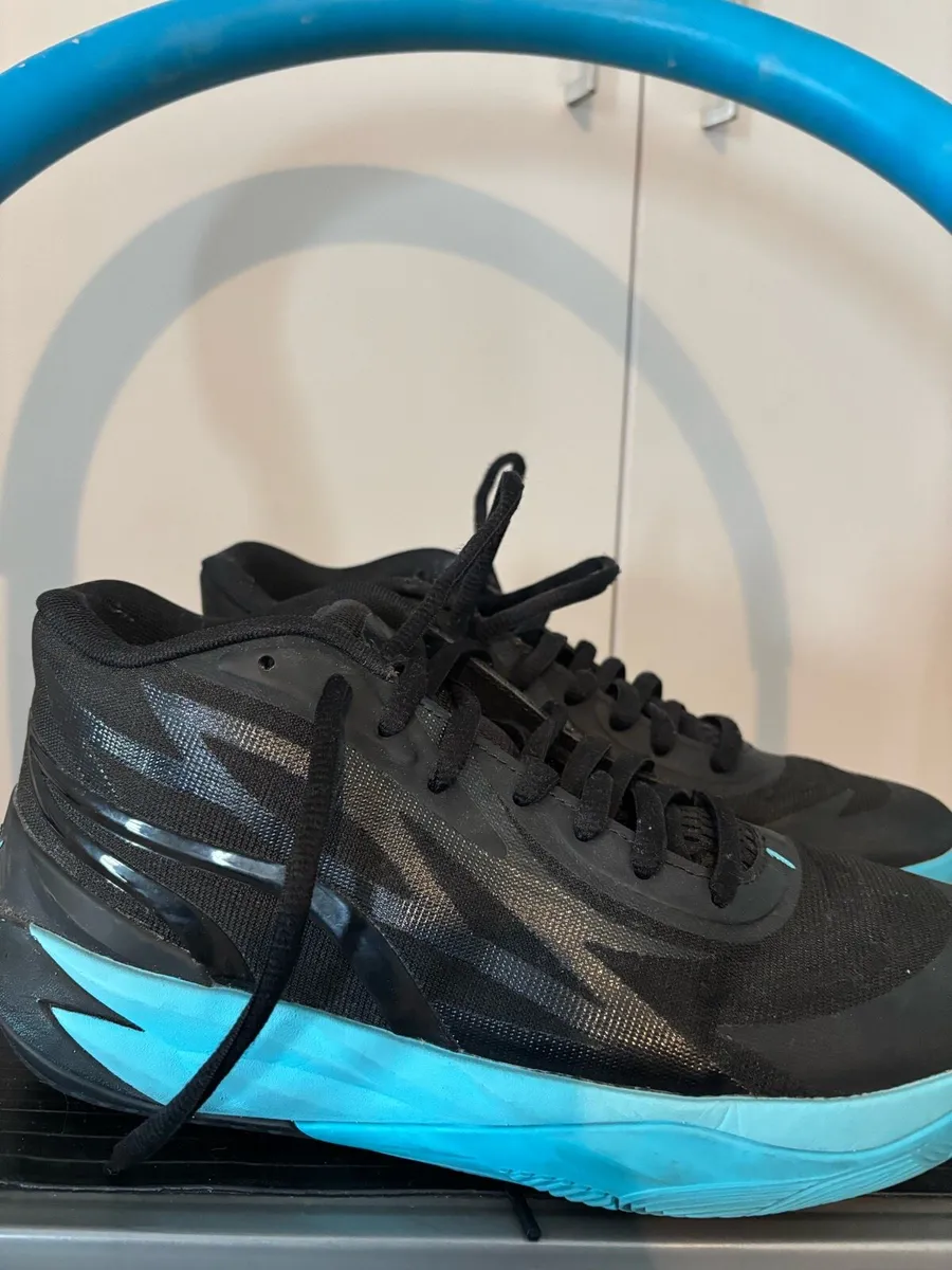 Basketball shoes - Image 1