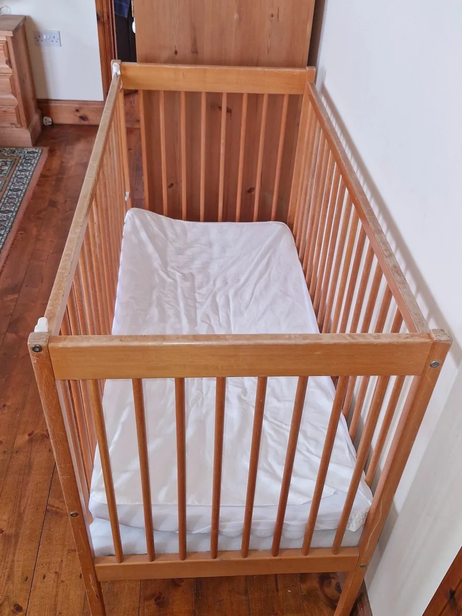 Cot for infant - Image 1