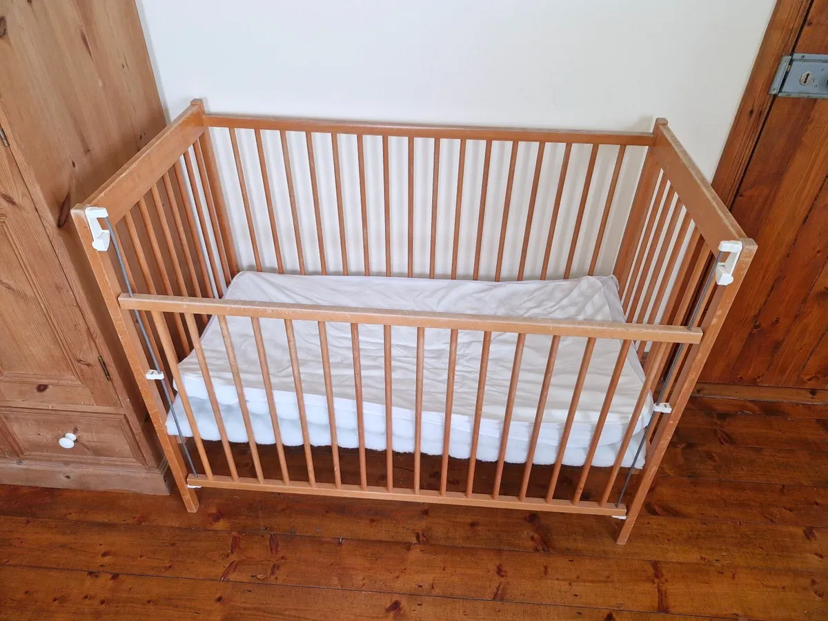 Cot for infant - Image 2