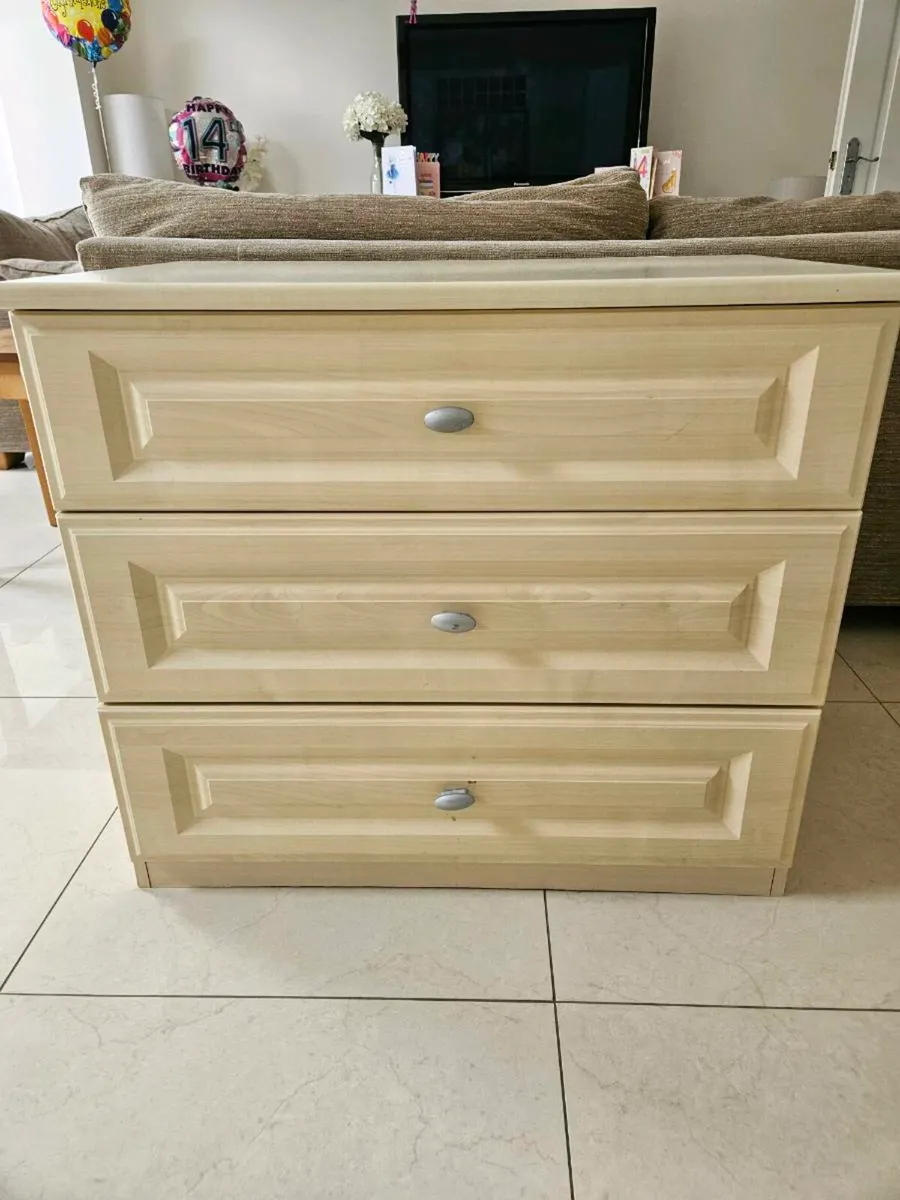 Chest of drawers and bedside locker - Image 2