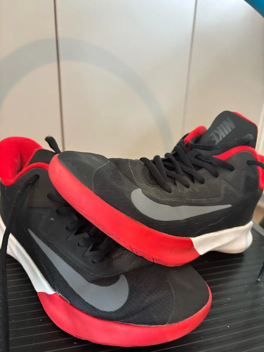 Basketball shoes - Image 1