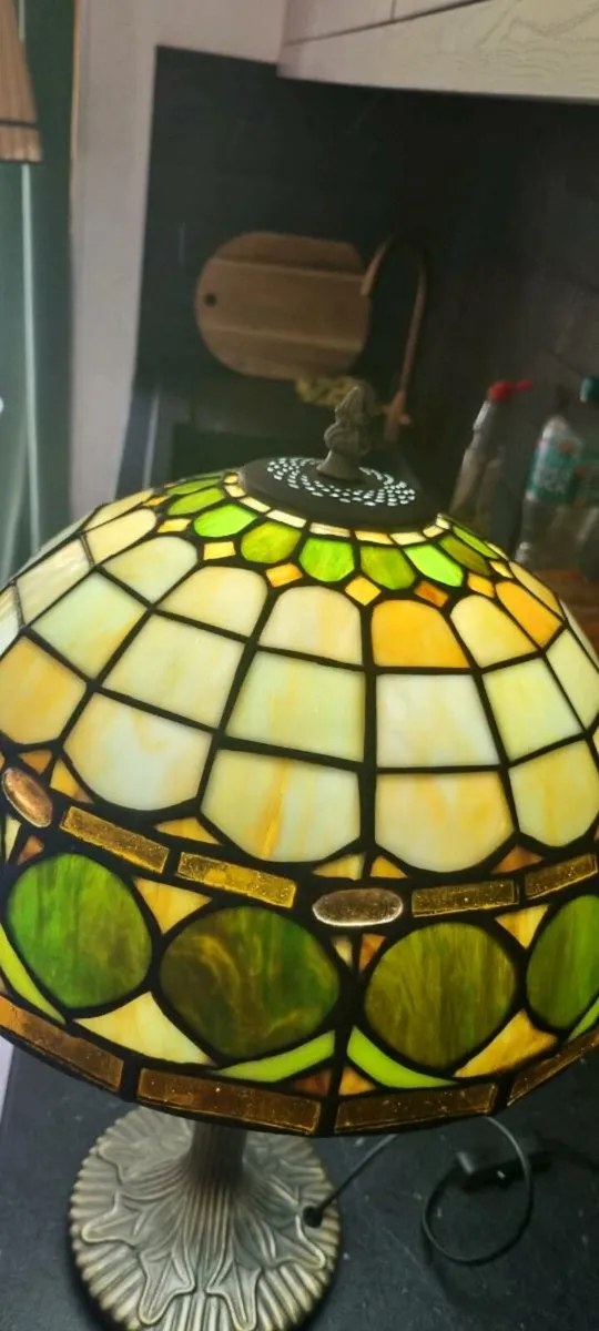 BEAUTIFUL TIFFANY TABLE LAMP - Image 1