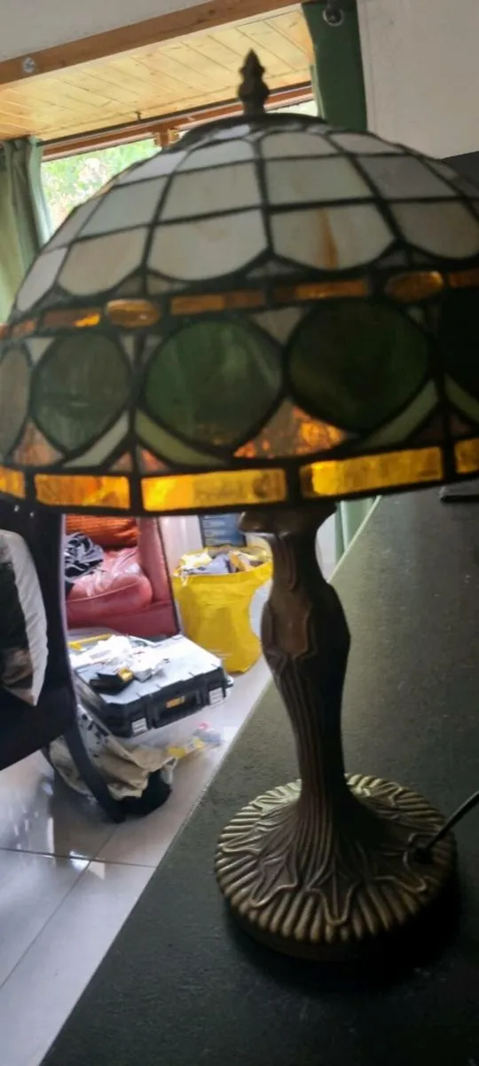BEAUTIFUL TIFFANY TABLE LAMP - Image 3