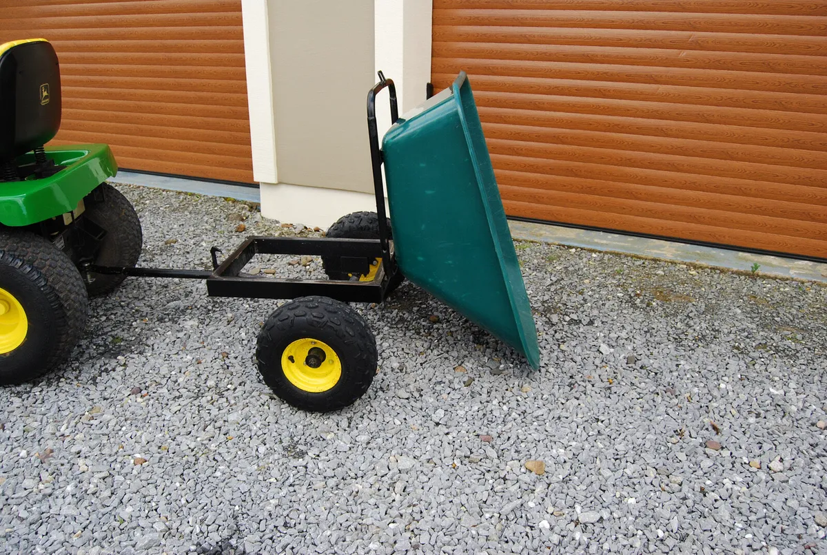 JOHN DEERE Ride on Tractor with a Trailer - Image 4