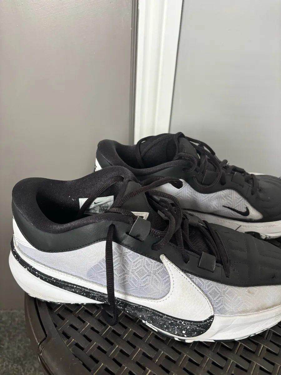 Basketball shoes - Image 1